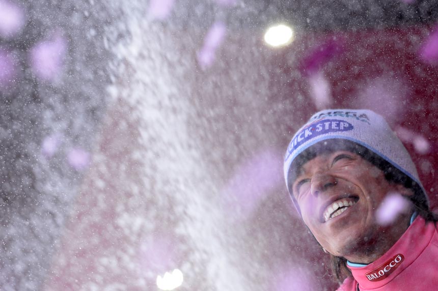 Rigoberto Uran in maglia rosa sul podio di Montecampione © Photo LaPresse/RCS Sport